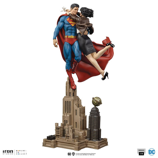 DC COMICS SUPERMAN AND LOIS LANE DIORAMA 1/6 STATUE (NET) (C